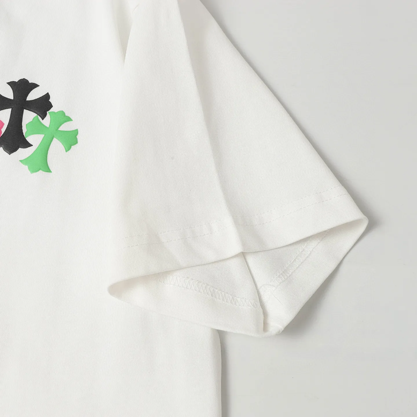 🅿️180 CHROME HEARTS/Chrome Heart CH foam printed short-sleeved T-shirt The fabric is made of 280g heavy combed cotton, customized with 32 count 1*1 threads, and washed twice for ready-to-wear. The fabric is comfortable and skin-friendly without any strange feeling. Custom-dyed fabric, with high textile density, good drape, and not easy to deform. The thick texture and tight spinning process will not affect the breathability of the fabric. The color saturation is very high. Imported digital direct-injection printing technology. A versatile and good-looking short-sleeve. The loose version covers the flesh and makes you look slimmer. It is the same style for men and women. It has three complete standards. Color: Black-White Size: XS-L